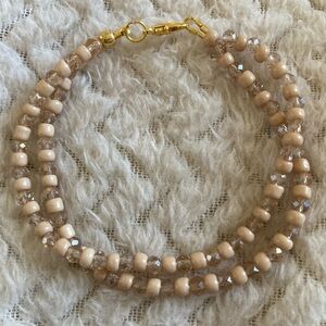 Elegant Handmade Beaded Bracelet in Gold and Cream